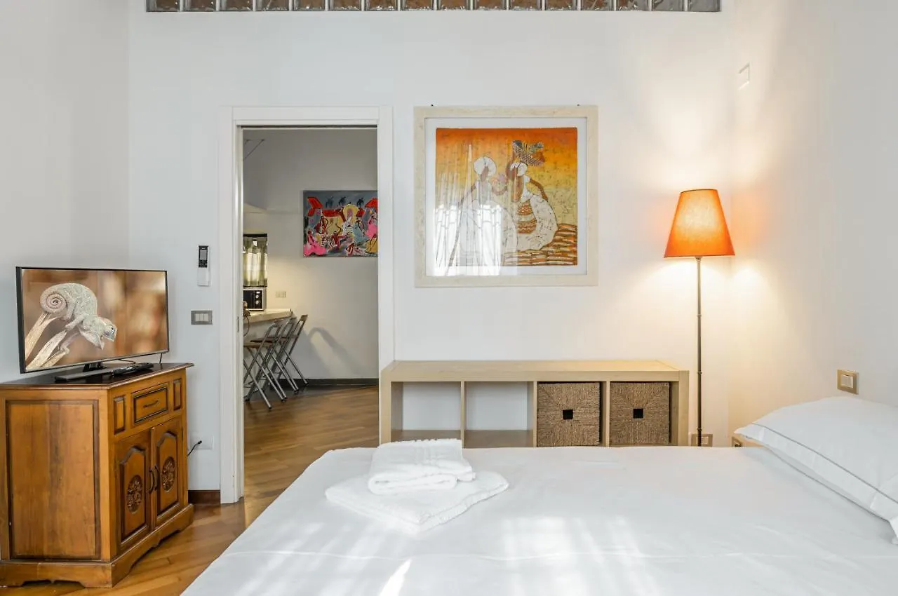 Florence Statuto Apartment With Small Courtyard