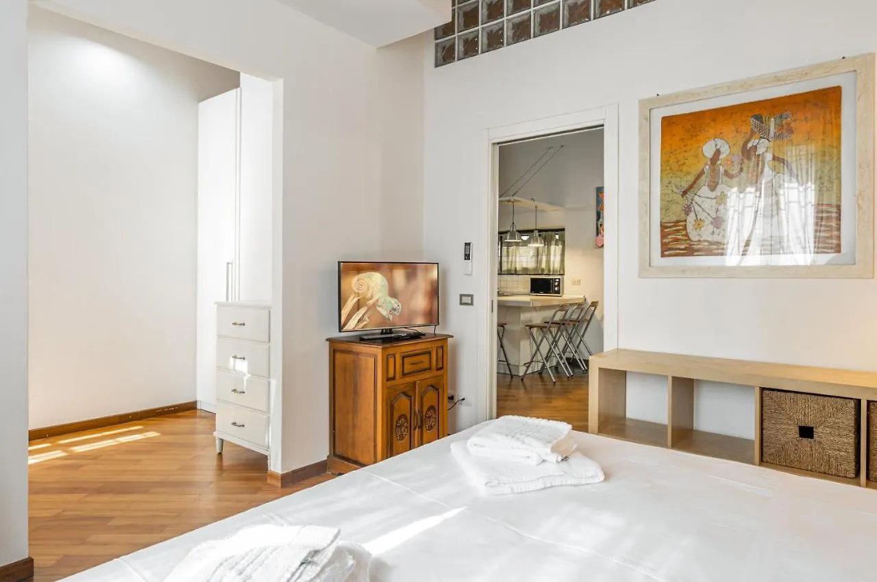 Florence Statuto Apartment With Small Courtyard 0*,