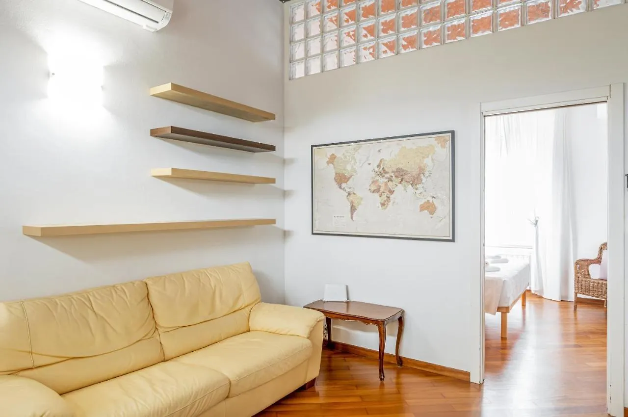 Florence Statuto Apartment With Small Courtyard