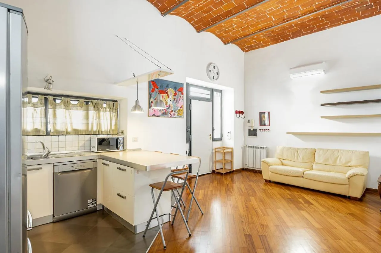 Florence Statuto Apartment With Small Courtyard