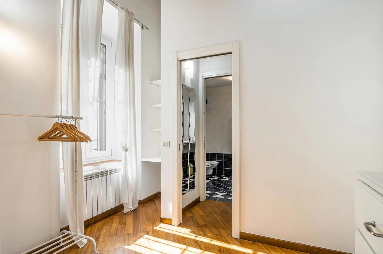 Florence Statuto Apartment With Small Courtyard