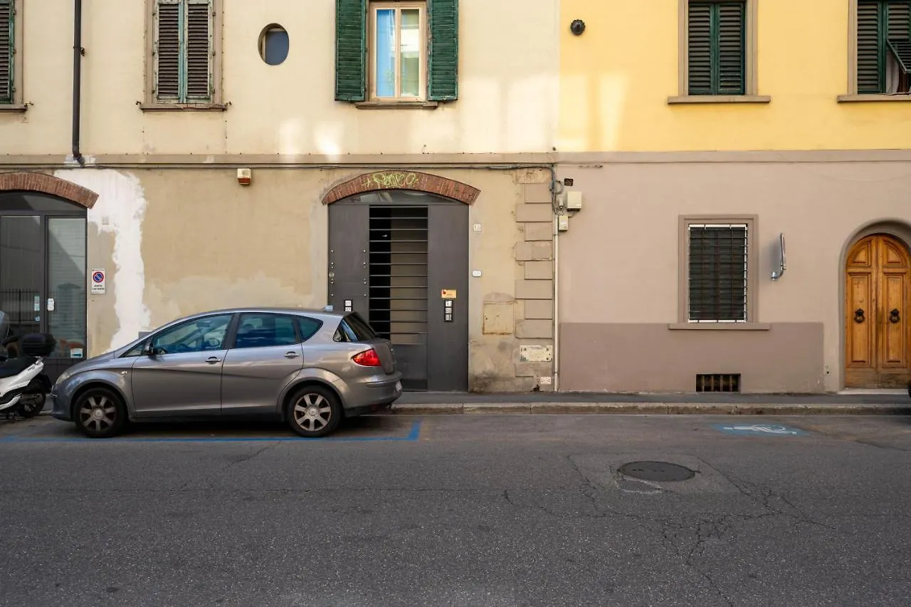 Florence Statuto Apartment With Small Courtyard Italy
