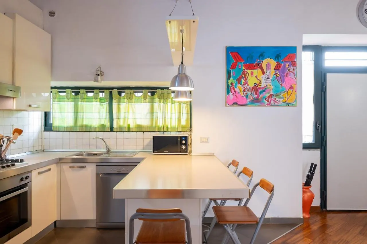 Florence Statuto Apartment With Small Courtyard